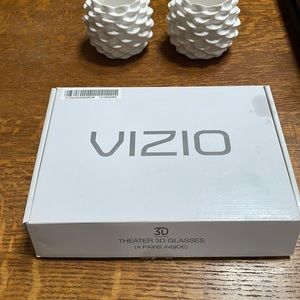 Vizio Four Pairs of 3D Theater Glasses in Box